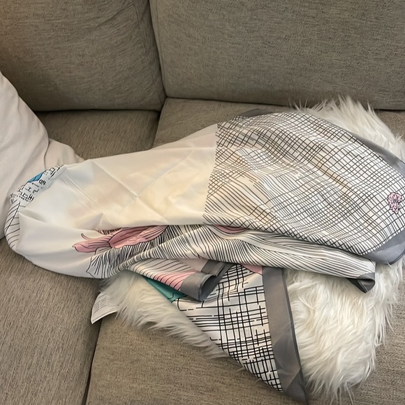 Beautiful Large silk scarf - Picture 3 of 4